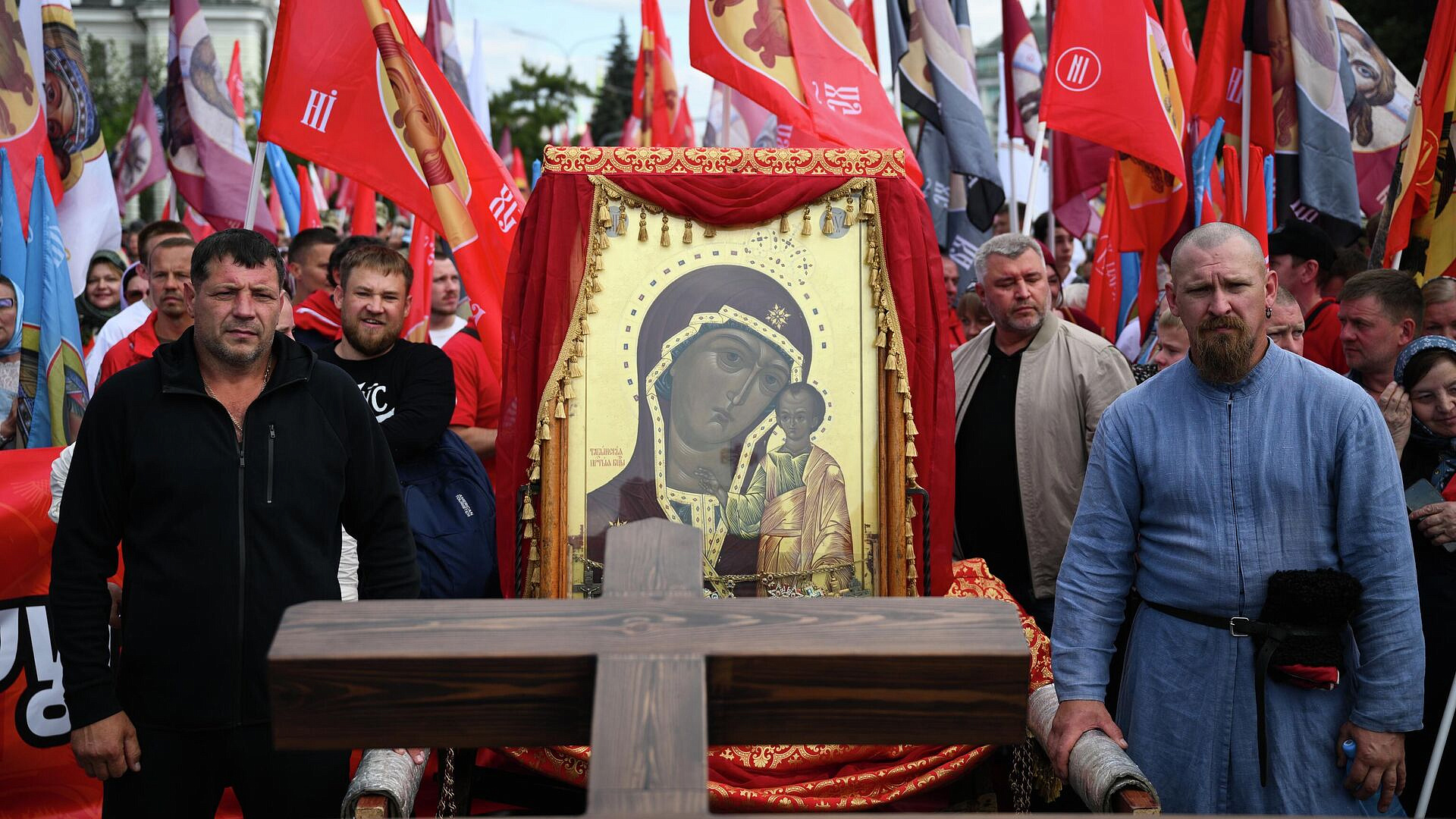 Общемосковский крестный ход завершился у Новодевичьего монастыря