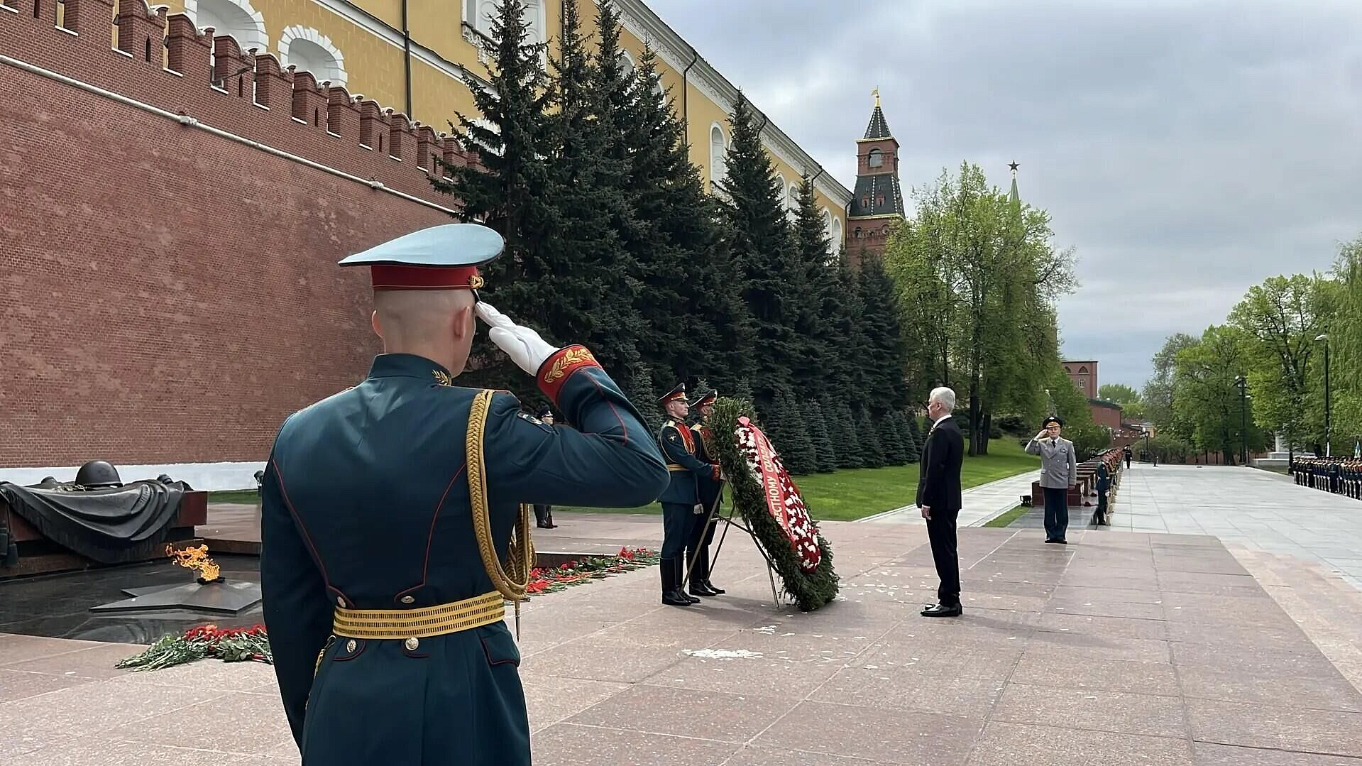 Собянин возложил цветы к Могиле Неизвестного Солдата