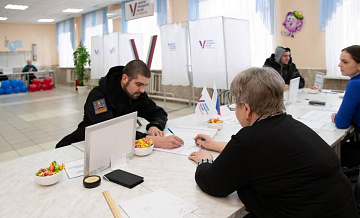 Миньон, блины и танцы сопровождают выборы на одном из участков в Ростове