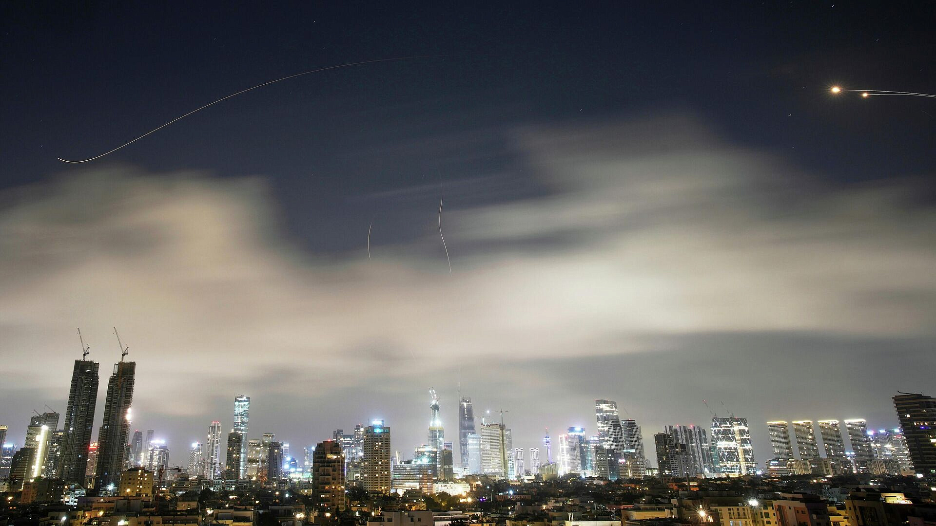 Израиль отражает новую ракетную атаку, в Тель-Авиве слышны взрывы