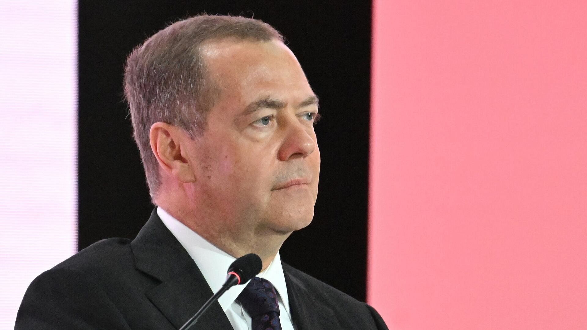 Медведев рассказал о содержании новых учебников по обществознанию