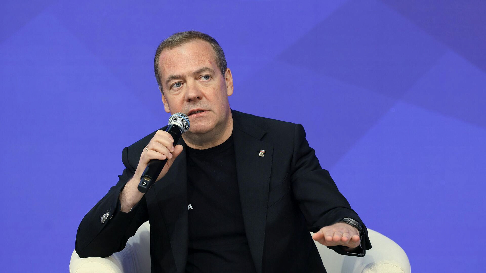 Особое внимание требуется к семьям мигрантов в России, заявил Медведев