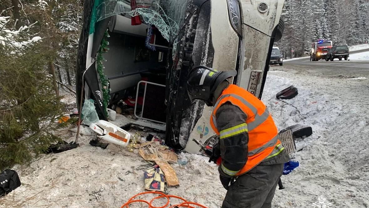 Попавший в ДТП в Карелии автобус направлялся в парк Рускеала