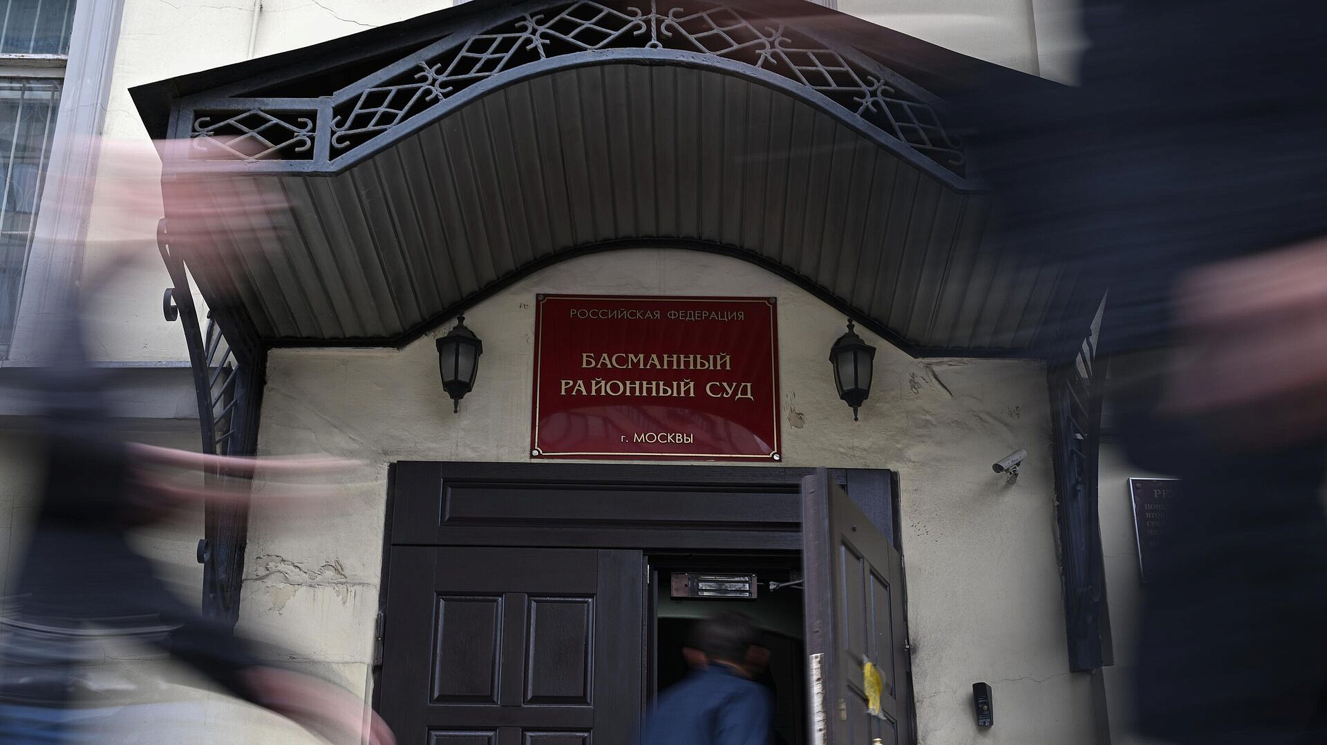 Территорию у Басманного суда оцепили в ожидании ареста террористов