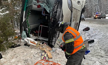 Попавший в ДТП в Карелии автобус направлялся в парк Рускеала