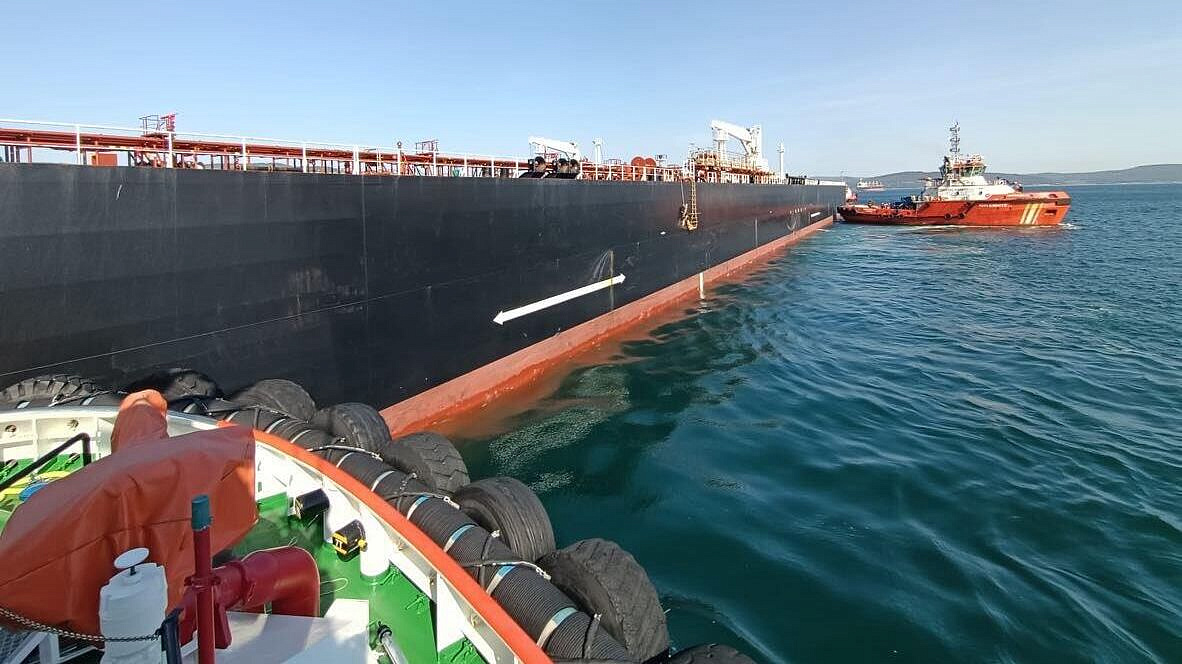 Турция закрыла пролив Дарданеллы из-за севшего на мель танкера