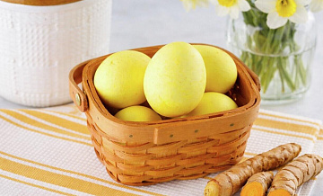 Как покрасить яйца куркумой на Пасху: пошаговый гид для золотого цвета