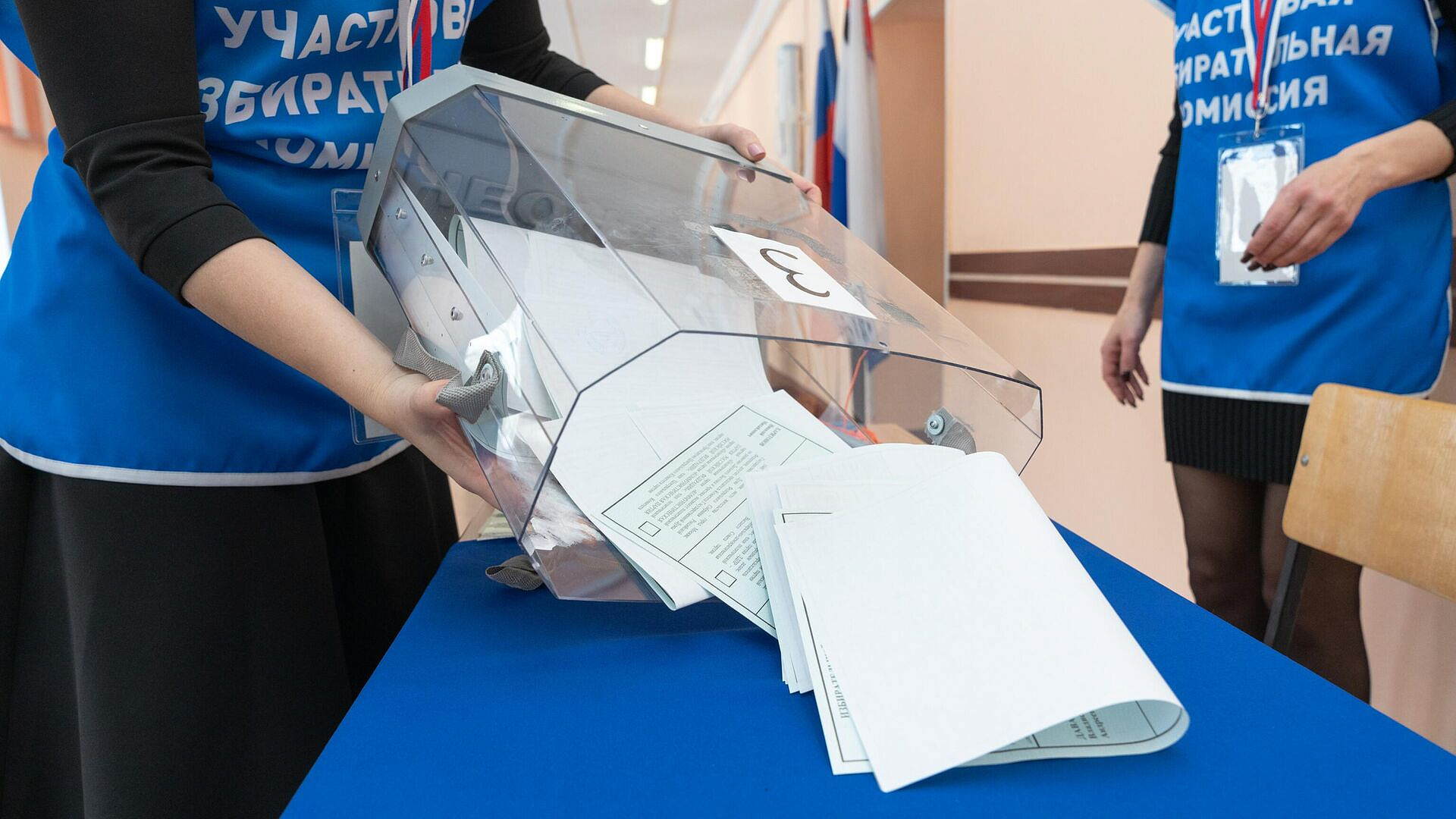Многодетные молодожены в Тобольске пришли на выборы президента из ЗАГСа