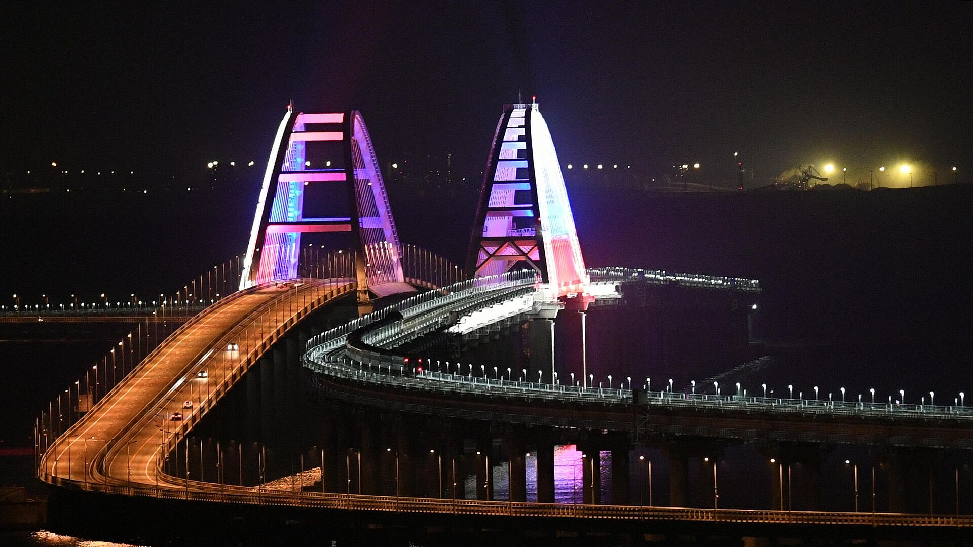 По Крымскому мосту временно перекрыли движение 