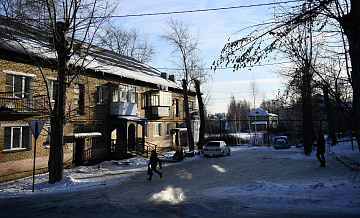 В Чувашии женщина рассмеялась после того, как на нее упал снег с крыши