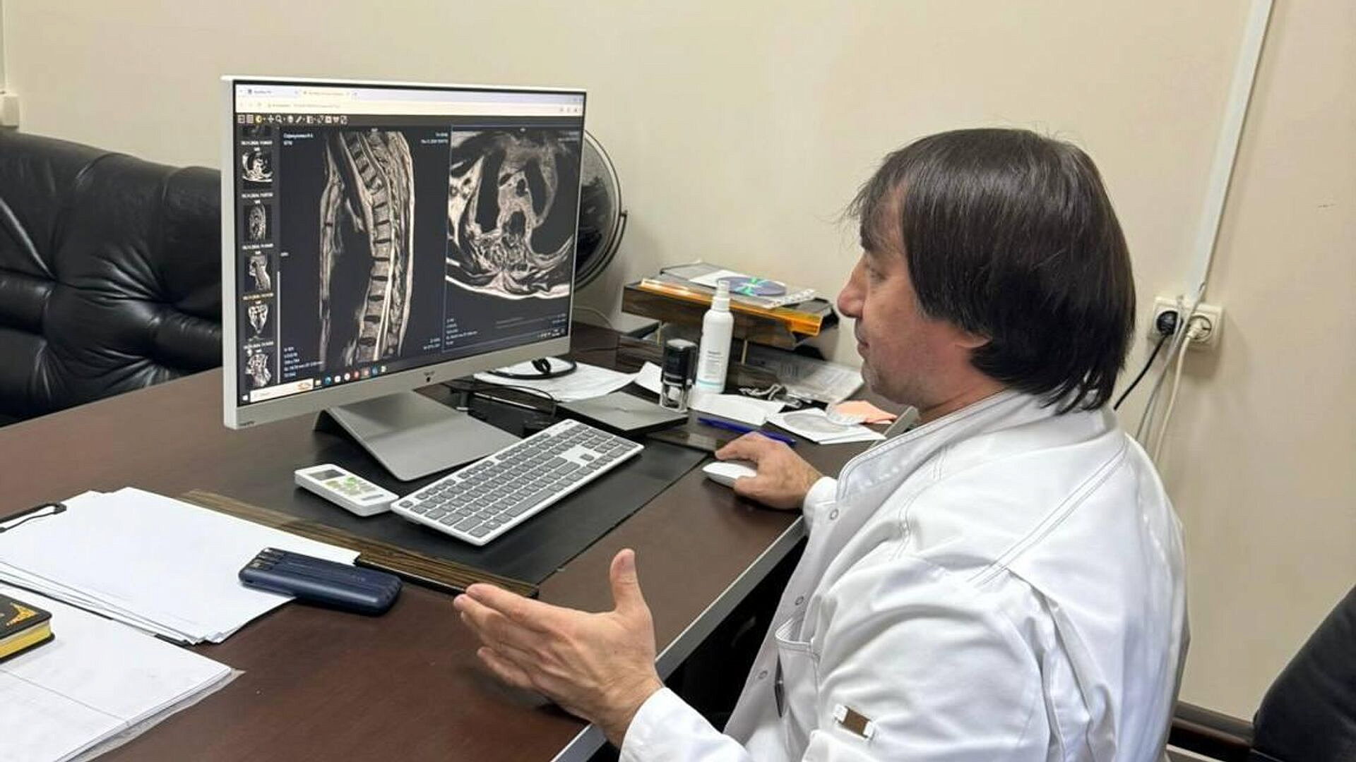 В Махачкале умерла женщина, на которую упала сорванная ветром фанера