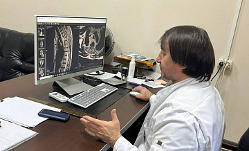 В Махачкале умерла женщина, на которую упала сорванная ветром фанера