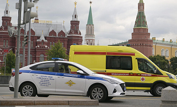 На Филатовском шоссе в Москве легковушка наехала на дорожное ограждение