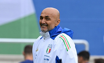 Тренер "Ювентуса" поцеловал журналистку во время объяснения системы VAR