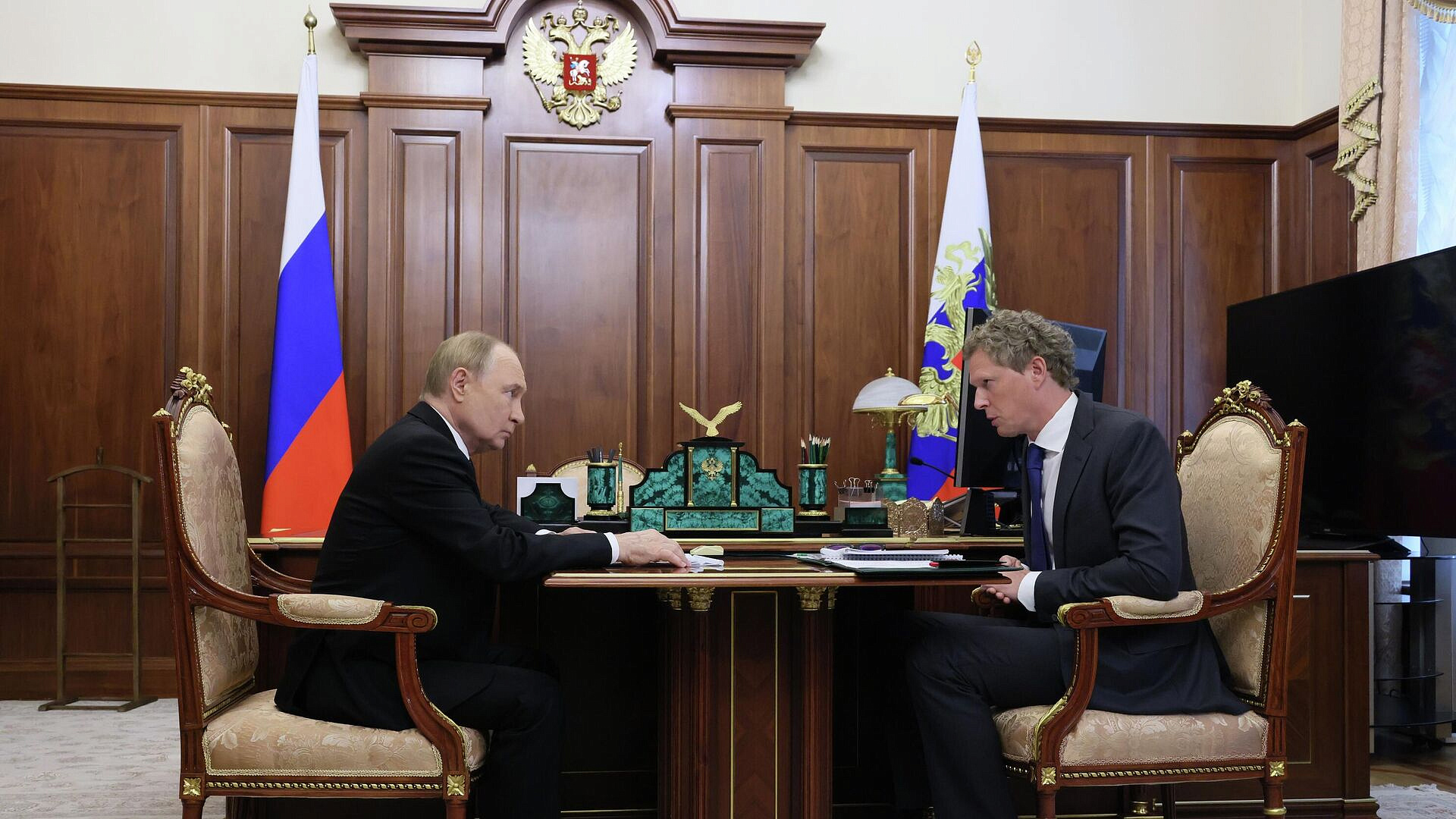 Глава ФНС доложил Путину о налоговых мерах поддержки семей с детьми