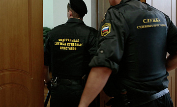 В Нижнем Новгороде собака выдала прятавшегося в диване должника