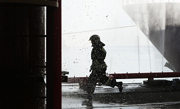 В Москве локализовали пожар в автосервисе