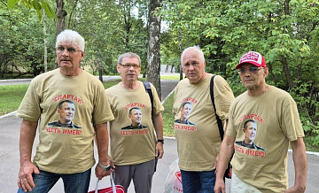 Друзья генерала Попова пришли в суд в футболках с его изображением