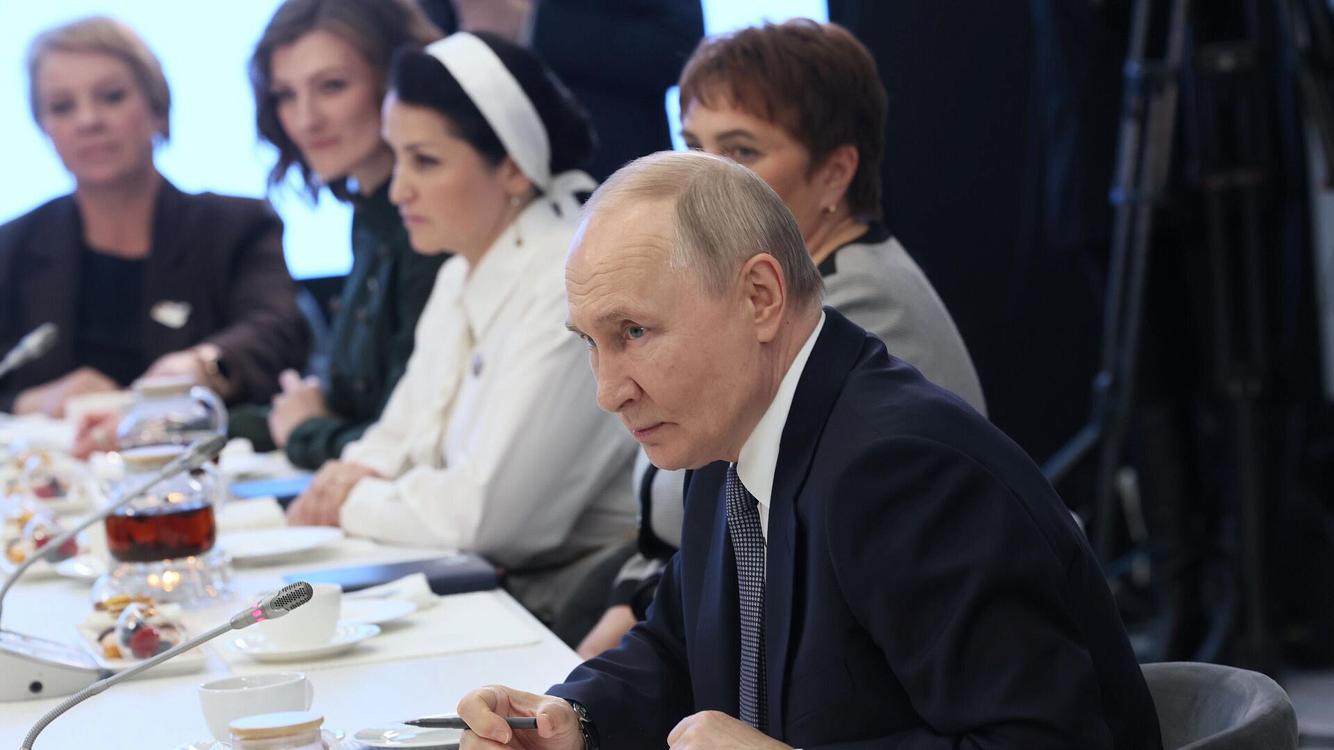 Путин пообещал встретиться с детьми сотрудников фонда "Защитники Отечества"