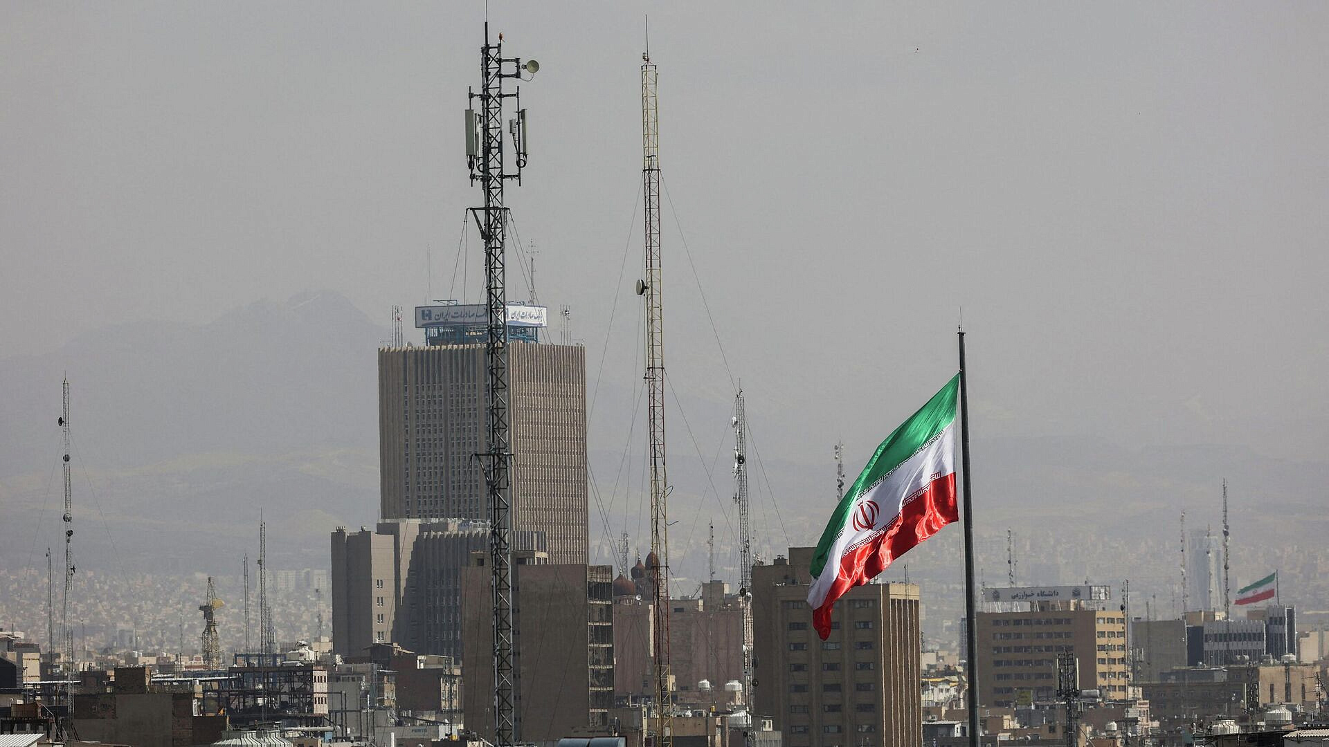 В центре Тегерана собираются люди, чтобы почтить память Хаменеи