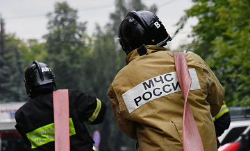 Пожар на складе в Азове может распространиться на соседние объекты