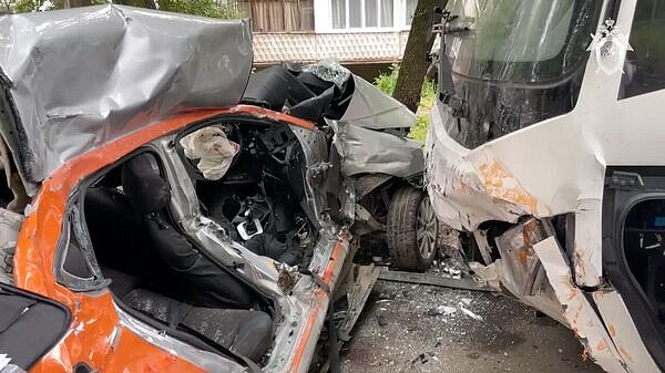 В Самаре арендованный автомобиль столкнулся с автобусом, погибли трое детей