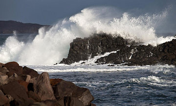 На Сахалине ввели режим повышенной готовности из-за севшего на мель судна