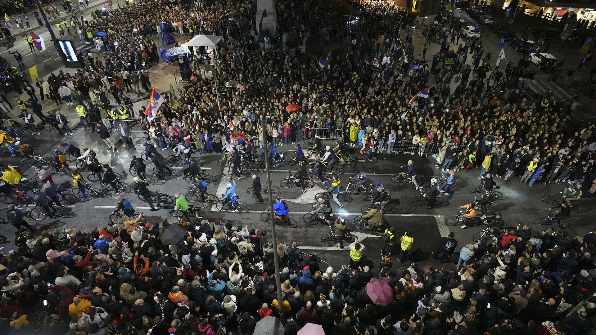 В Белграде протестующие перекрыли улицы у администрации Вучича