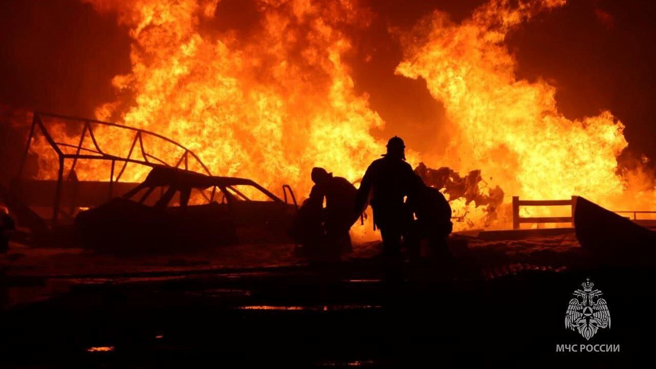 В результате взрыва в Йемене погибли три человека, сообщили источники