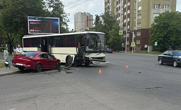В Калининграде пассажирский автобус попал в ДТП
