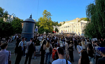 В Киеве шестой день продолжаются протесты против отставки министра обороны