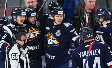 "Металлург" третий раз подряд обыграл "Сибирь" в серии плей-офф КХЛ