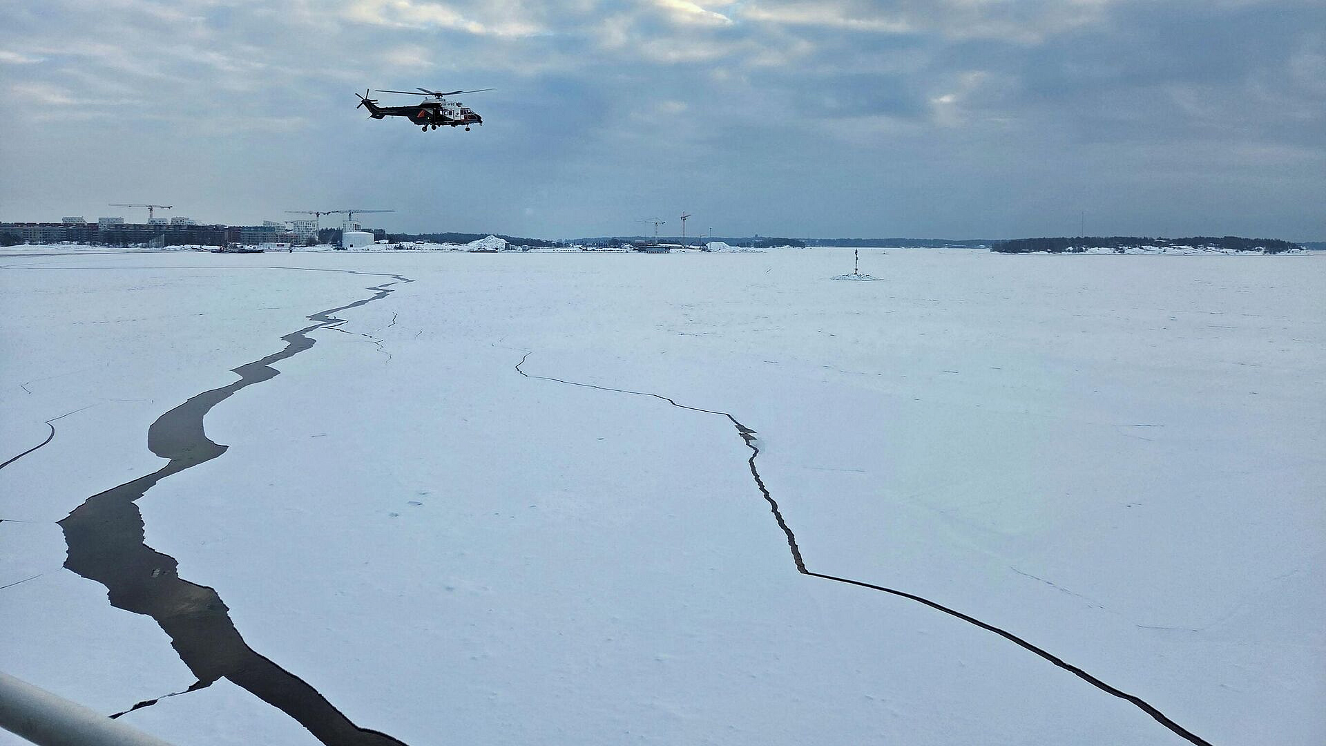 Немецкий ледокол сломался при попытке расчистить путь в порт Мукран