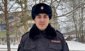 В Амурской области полицейский спас пенсионерку из горящей квартиры