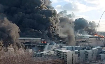 В Екатеринбурге потушили открытый огонь в цехе