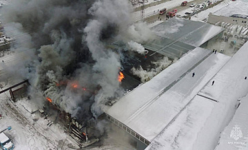 Площадь пожара на складе в Барнауле выросла в два раза