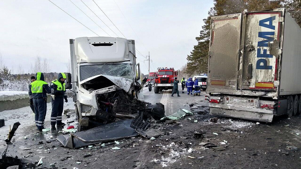 Под Тюменью произошла массовая авария с участием трех грузовиков