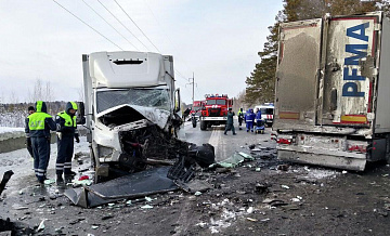 Под Тюменью произошла массовая авария с участием трех грузовиков