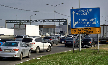 На трассе в Ростовской области опрокинулся большегруз