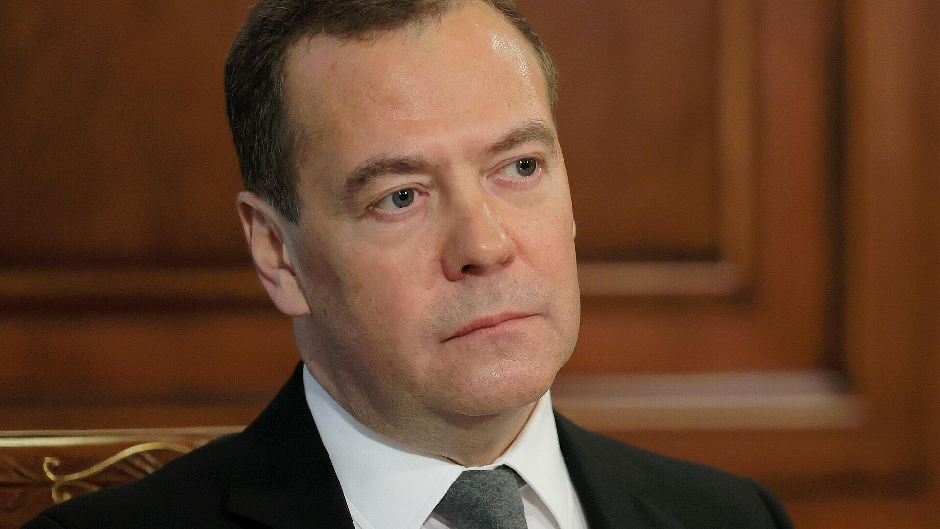Медведев назвал курс Пашиняна опасным для Армении