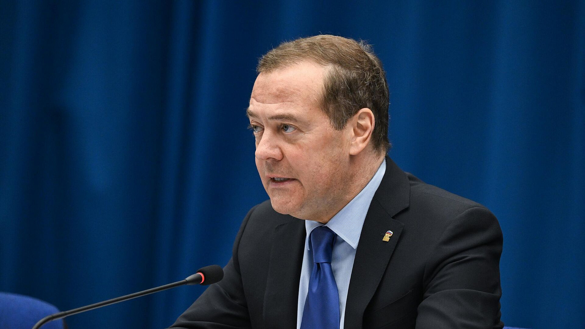 Медведев проголосовал на выборах президента