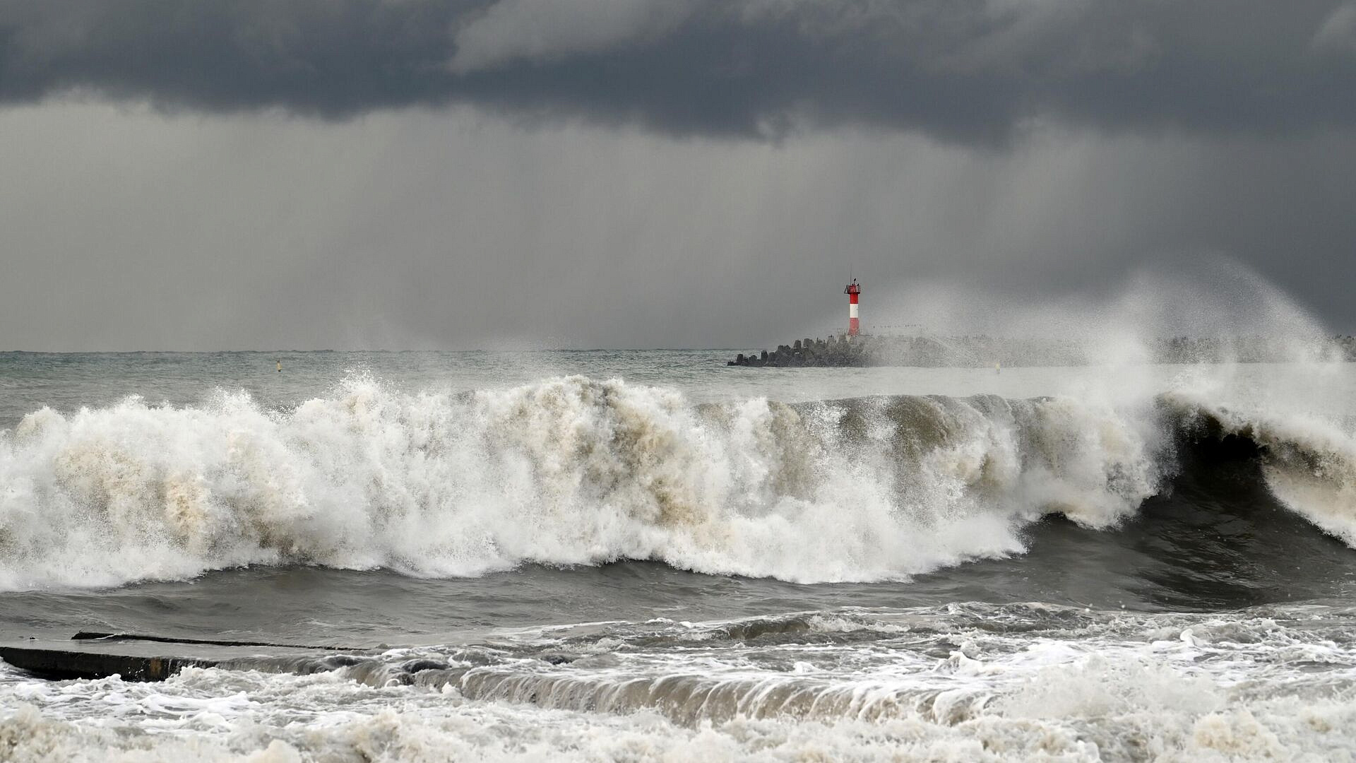 В Сочи и Сириусе ожидают шторм до шести баллов