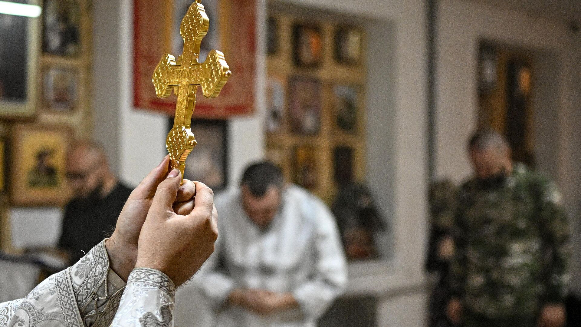 Бойцы провели молебен в разрушенном ВСУ храме в Песках