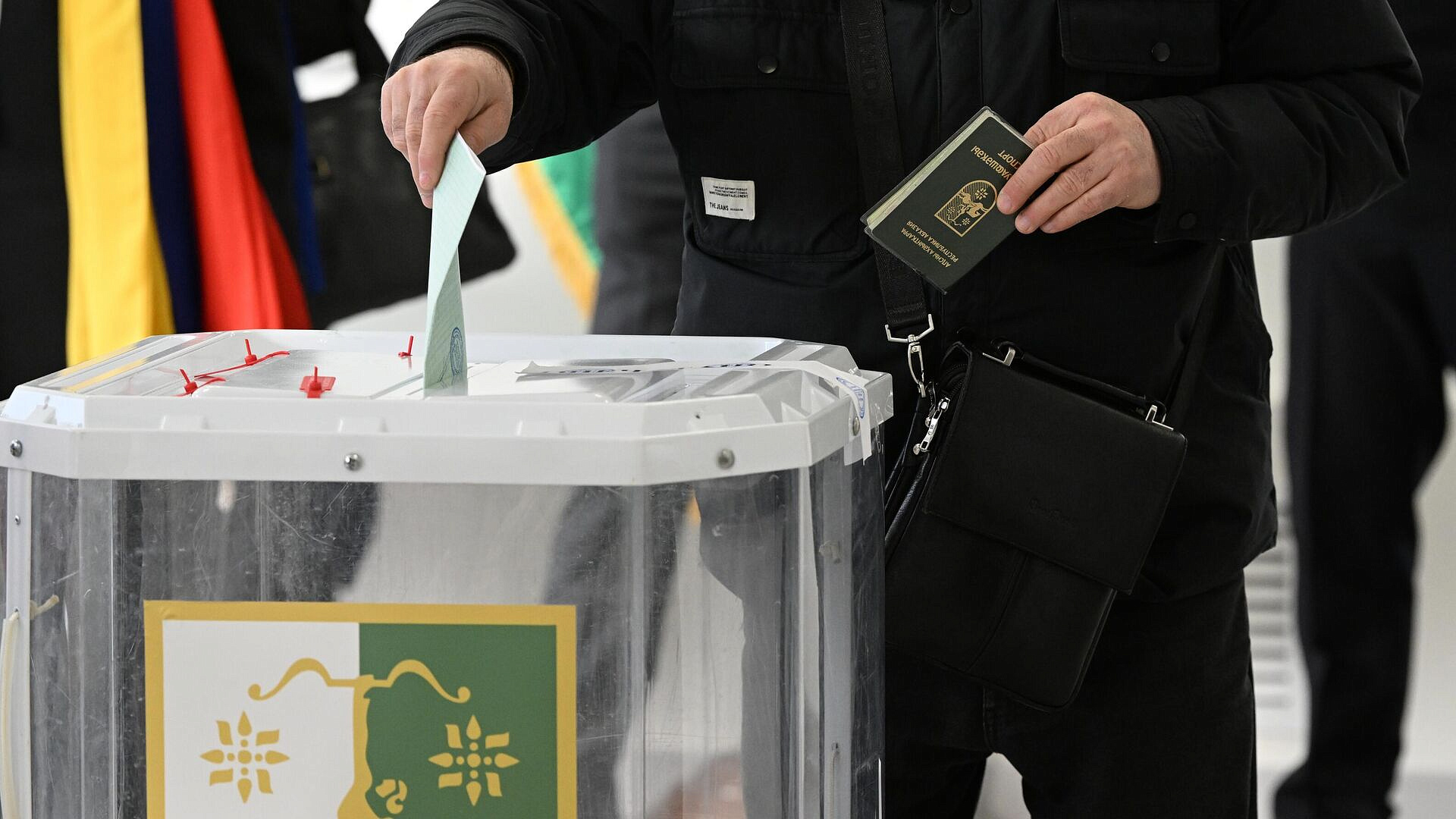 Неизвестные напали на избирательный участок в Абхазии