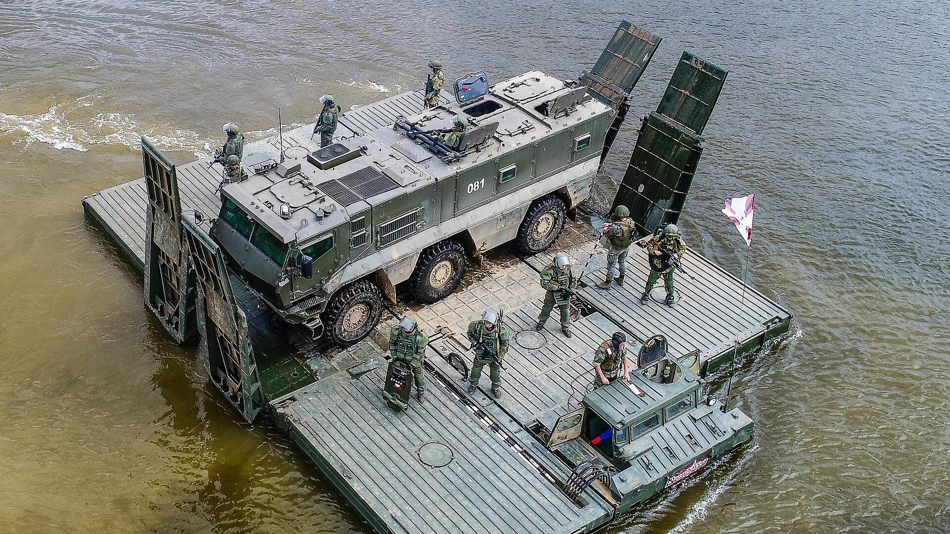 В России создают военный вездеход-амфибию "Тритон"