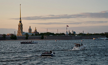 В Петербурге пассажирский теплоход сел на мель