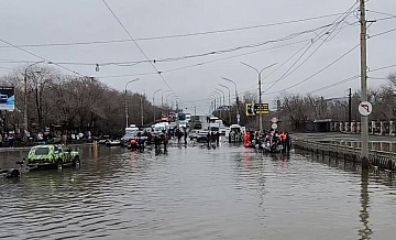 В магазинах Орска скупают воду и хлеб