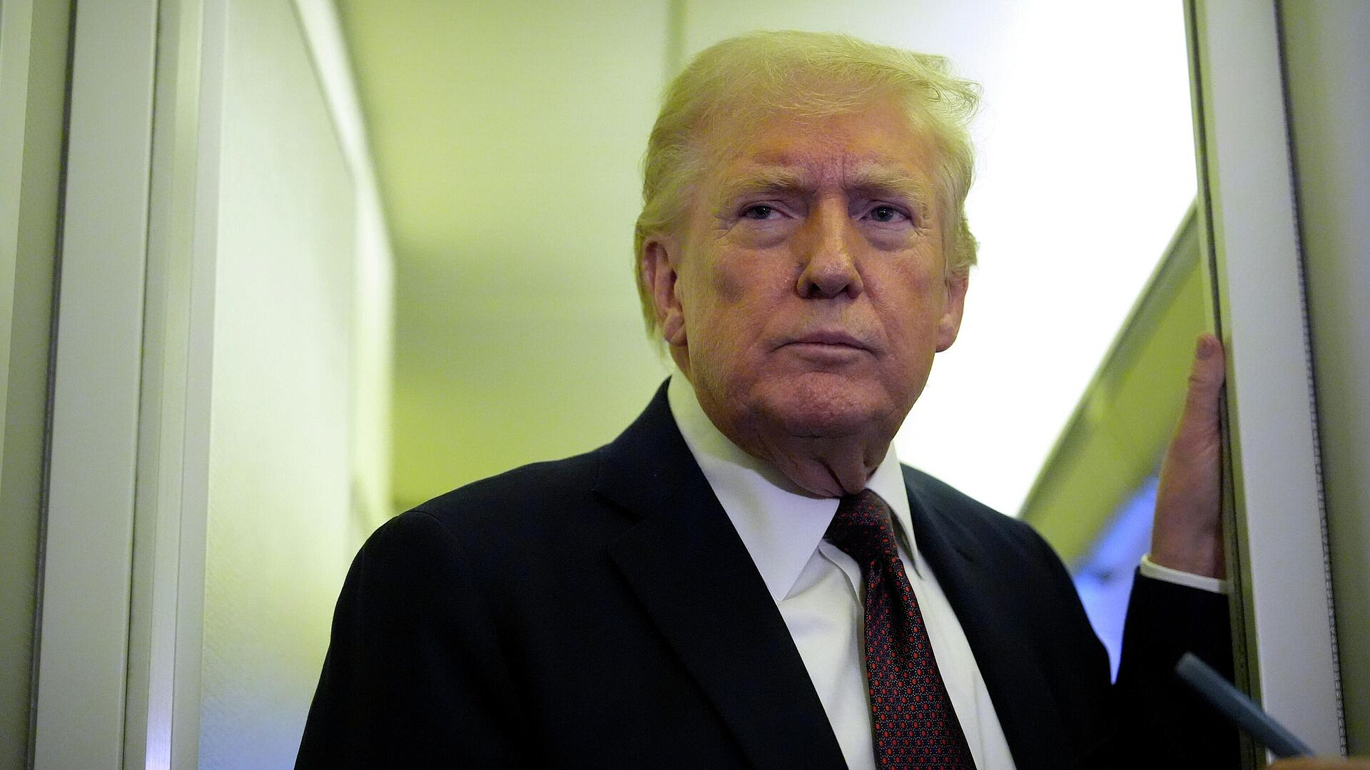 Украина ведет боевые действия благодаря оружию из США, заявил Трамп