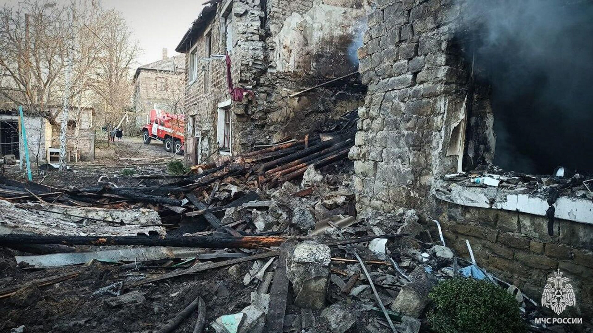Три мирных жителя пострадали при пожаре из-за обстрела ЛНР