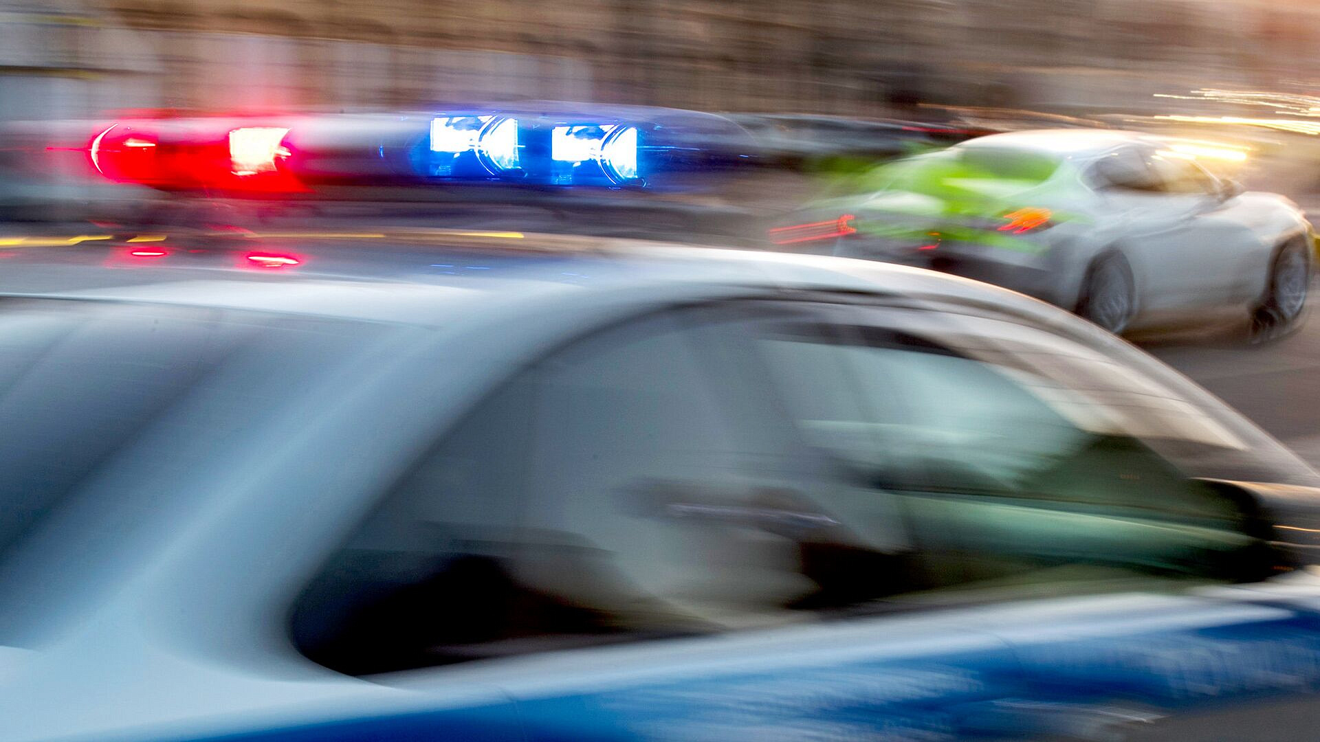 В Тюмени перебегавших дорогу мать с ребенком сбила машина